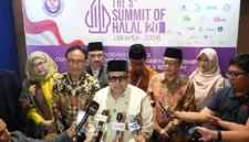 Kepala Badan Penyelenggara Jaminan Produk Halal (BPJPH) Ahmad Haikal Hasan saat memberikat keterangan pers didepan Wartawan.(poto: fajarsumbar.com).