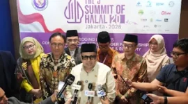 Kepala Badan Penyelenggara Jaminan Produk Halal (BPJPH) Ahmad Haikal Hasan saat memberikat keterangan pers didepan Wartawan.(poto: fajarsumbar.com).