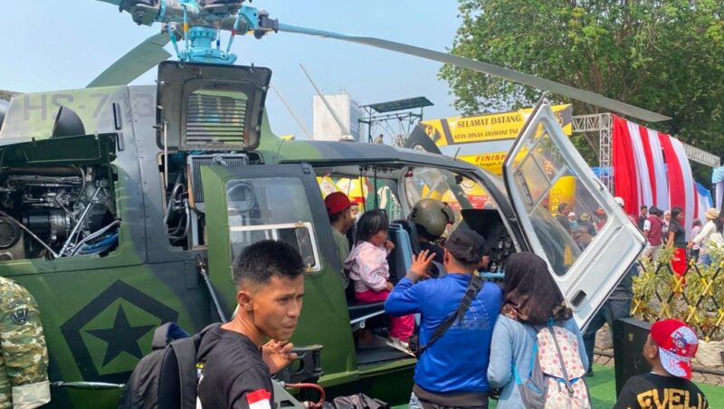 Ribuan warga memadati kawasan Monumen Nasional untuk menyaksikan kemeriahan pameran alutsista TNI Fair 2026.(poto: fajarharapan.id).