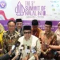Kepala Badan Penyelenggara Jaminan Produk Halal (BPJPH) Ahmad Haikal Hasan saat memberikat keterangan pers didepan Wartawan.(poto: fajarsumbar.com).
