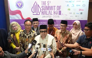 Kepala Badan Penyelenggara Jaminan Produk Halal (BPJPH) Ahmad Haikal Hasan saat memberikat keterangan pers didepan Wartawan.(poto: fajarsumbar.com).