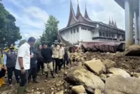 Wakil Presiden Gibran Rakabuming Raka meninjau penanganan banjir bandang solok yang menerjang kawasan Arosuka, Kabupaten Solok, Sumatera Barat, Jumat (25/9/2026).(poto:fajarsumbar.com).