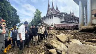 Wakil Presiden Gibran Rakabuming Raka meninjau penanganan banjir bandang solok yang menerjang kawasan Arosuka, Kabupaten Solok, Sumatera Barat, Jumat (25/9/2026).(poto:fajarsumbar.com).