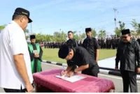 Wali Kota Pariaman Yota Balad memimpin prosesi pelantikan anggota BPD Pariaman secara resmi di halaman Balai Kota Pariaman pada Rabu, 23 September 2026.(poto: fajarsumbar.com).