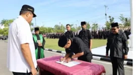 Wali Kota Pariaman Yota Balad memimpin prosesi pelantikan anggota BPD Pariaman secara resmi di halaman Balai Kota Pariaman pada Rabu, 23 September 2026.(poto: fajarsumbar.com).