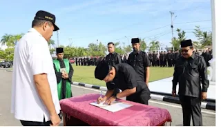 Wali Kota Pariaman Yota Balad memimpin prosesi pelantikan anggota BPD Pariaman secara resmi di halaman Balai Kota Pariaman pada Rabu, 23 September 2026.(poto: fajarsumbar.com).