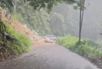 Akses jalan Kelok 44 kembali tertutup material tanah dan pasir akibat bencana longsor yang menerjang kawasan tersebut pada Jumat (25/9/2026).(poto: fajarsumbar.com).