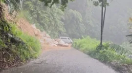 Akses jalan Kelok 44 kembali tertutup material tanah dan pasir akibat bencana longsor yang menerjang kawasan tersebut pada Jumat (25/9/2026).(poto: fajarsumbar.com).