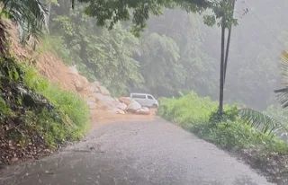 Akses jalan Kelok 44 kembali tertutup material tanah dan pasir akibat bencana longsor yang menerjang kawasan tersebut pada Jumat (25/9/2026).(poto: fajarsumbar.com).