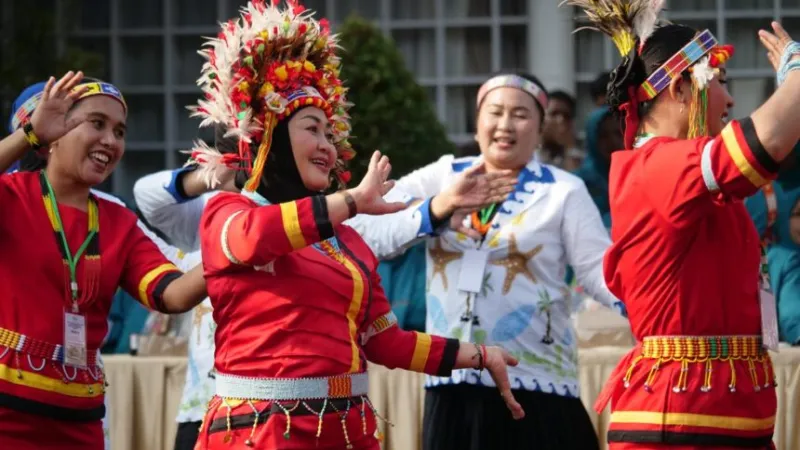 TP-PKK Kota Padang tampil memukau pada Lomba Defile Jambore PKK Sumbar 2026 di Bukittinggi.(poto: padangkita.com).
