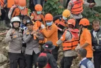 Petugas menemukan seorang pria bernama Agusra (59) dalam keadaan meninggal dunia di belakang kawasan Kantor Bupati Solok.(poto: fajarsumbar.com).