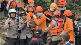 Petugas menemukan seorang pria bernama Agusra (59) dalam keadaan meninggal dunia di belakang kawasan Kantor Bupati Solok.(poto: fajarsumbar.com).
