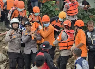 Petugas menemukan seorang pria bernama Agusra (59) dalam keadaan meninggal dunia di belakang kawasan Kantor Bupati Solok.(poto: fajarsumbar.com).