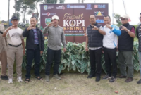 Bupati Kerinci Monadi resmi menutup helatan Festival Kopi Kerinci 2026 di M10 Lindung Jaya, Kayu Aro, Minggu (20/9/2026).(poto: istimewa).