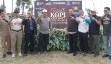 Bupati Kerinci Monadi resmi menutup helatan Festival Kopi Kerinci 2026 di M10 Lindung Jaya, Kayu Aro, Minggu (20/9/2026).(poto: istimewa).