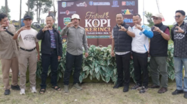 Bupati Kerinci Monadi resmi menutup helatan Festival Kopi Kerinci 2026 di M10 Lindung Jaya, Kayu Aro, Minggu (20/9/2026).(poto: istimewa).