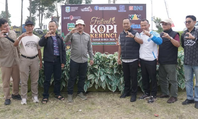 Bupati Kerinci Monadi resmi menutup helatan Festival Kopi Kerinci 2026 di M10 Lindung Jaya, Kayu Aro, Minggu (20/9/2026).(poto: istimewa).