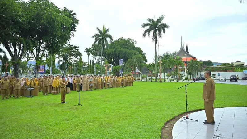 Apel pagi ASN Pemprov Sumbar di Halaman Kantor Gubernur Sumbar. (poto: padangkita.com).