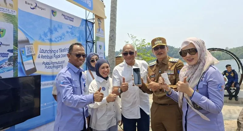 Bupati Pesisir Selatan Hendrajoni meluncurkan langsung penggunaan Mesin Retribusi Pos tersebut di Painan pada Rabu (16/9/2026).(poto: padangkita.com).
