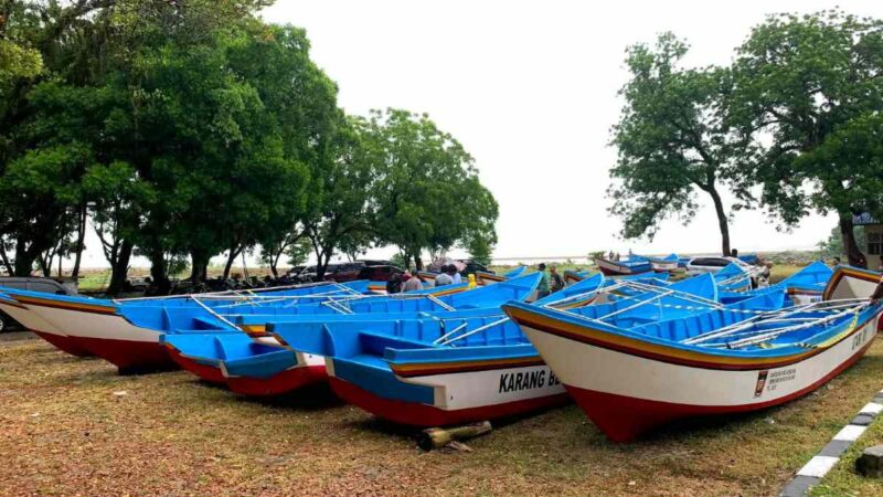 Pemerintah Kota Padang menyalurkan bantuan sarana penangkapan ikan kepada kelompok nelayan terdampak bencana di Kecamatan Padang Utara pada Sabtu (19/9/2026).(poto: radarsumbar.com).