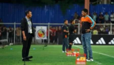 Nil Maizar dan Widodo C Putro akan saling beradu taktik dalam lanjutan Pegadaian Championship 2026 pekan kedua.(poto: padangkita.com).