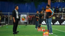 Nil Maizar dan Widodo C Putro akan saling beradu taktik dalam lanjutan Pegadaian Championship 2026 pekan kedua.(poto: padangkita.com).