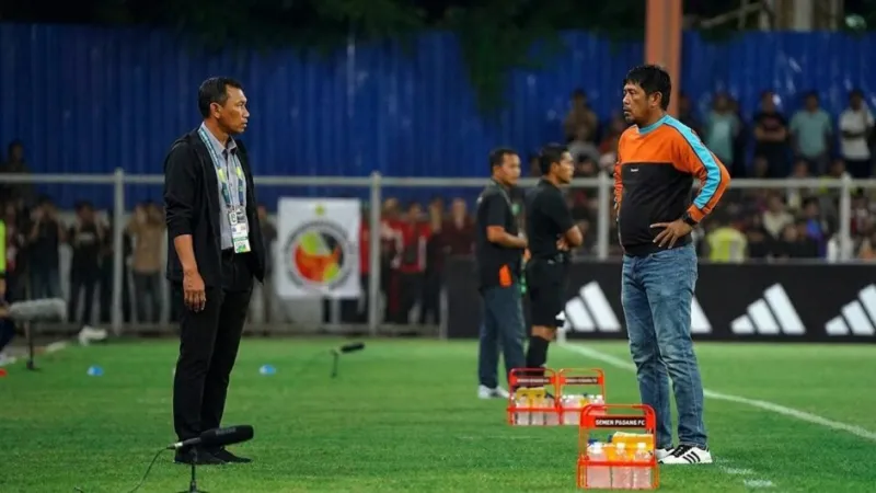 Nil Maizar dan Widodo C Putro akan saling beradu taktik dalam lanjutan Pegadaian Championship 2026 pekan kedua.(poto: padangkita.com).