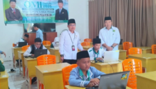 Kepala Kantor Kemenag Kota Sungai Penuh H. Hardiman meninjau langsung pelaksanaan Olimpiade Madrasah Indonesia (OMI) tingkat daerah pada Selasa dan Rabu, 8–9 September 2026.(poto: istimewa).
