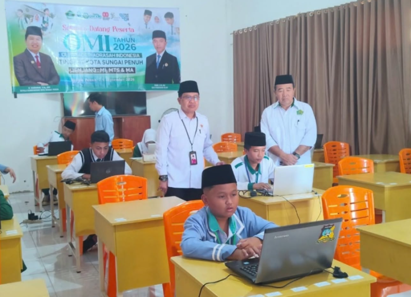 Kepala Kantor Kemenag Kota Sungai Penuh H. Hardiman meninjau langsung pelaksanaan Olimpiade Madrasah Indonesia (OMI) tingkat daerah pada Selasa dan Rabu, 8–9 September 2026.(poto: istimewa).