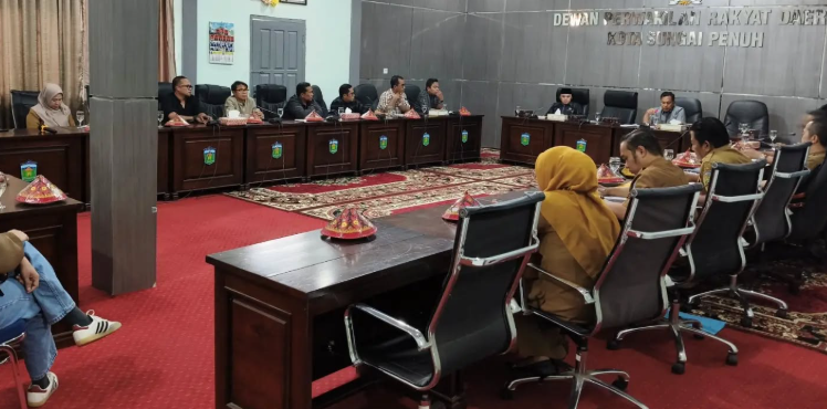 Komisi II DPRD Kota Sungai Penuh Rapat Dengar Pendapat bersama dinas terkait dan asosiasi pelaku usaha kuliner pada Senin (07/09).(poto: istimewa).