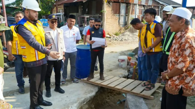 Wali Kota Padang Fadly Amran turun langsung meninjau dua proyek strategis pada Jumat (4/9/2026).(poto: padangkita.com).