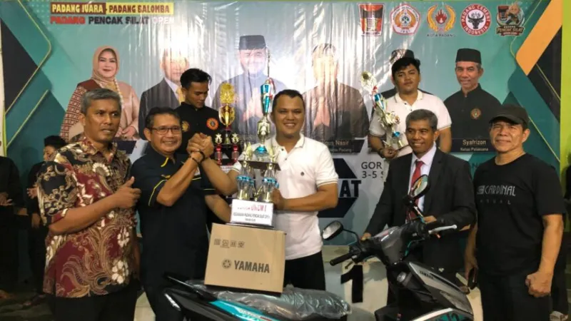 Perguruan Silat Sakato Semen Padang mengukuhkan diri sebagai Juara Umum I dalam ajang Kejuaraan Pencak Silat IPSI Padang Cup 2026.(poto: padangkita.com).