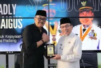 Ketua Komisi X DPR RI Agung Widyantoro disambut Wakil Wali Kota Padang Maigus Nasir di Gedung Putih Kediaman Resmi Wali Kota Padang, Jumat (4/9/2026).(poto: padangkita.com).