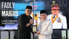 Ketua Komisi X DPR RI Agung Widyantoro disambut Wakil Wali Kota Padang Maigus Nasir di Gedung Putih Kediaman Resmi Wali Kota Padang, Jumat (4/9/2026).(poto: padangkita.com).