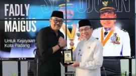 Ketua Komisi X DPR RI Agung Widyantoro disambut Wakil Wali Kota Padang Maigus Nasir di Gedung Putih Kediaman Resmi Wali Kota Padang, Jumat (4/9/2026).(poto: padangkita.com).