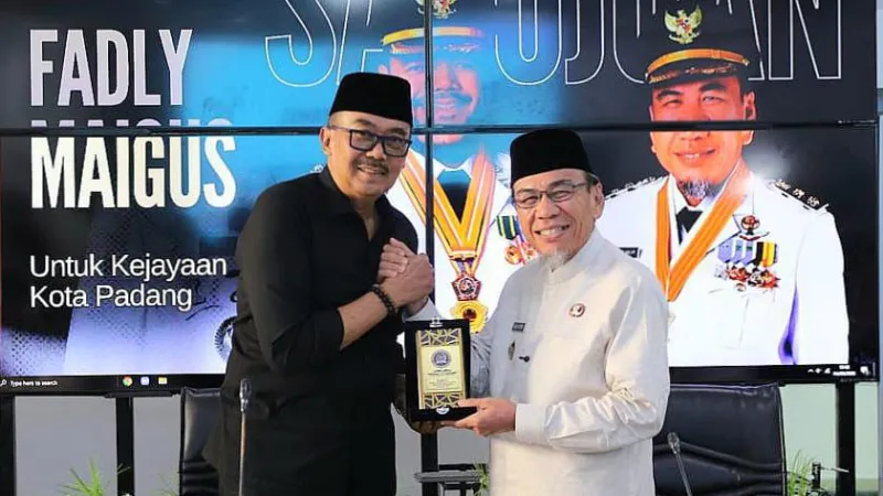 Ketua Komisi X DPR RI Agung Widyantoro disambut Wakil Wali Kota Padang Maigus Nasir di Gedung Putih Kediaman Resmi Wali Kota Padang, Jumat (4/9/2026).(poto: padangkita.com).