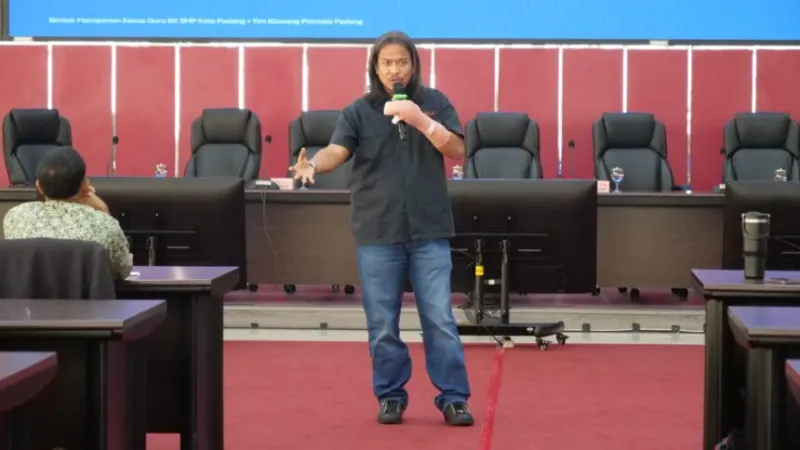 Tim Klewang Polresta Padang menjadi narasumber dalam Bimbingan Teknis (Bimtek) Manajemen Kasus bagi Guru Bimbingan Konseling (BK) SMP Negeri Se-Kota Padang.(poto: padangkita.com).