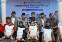 Wakil Wali Kota Padang, Maigus Nasir, mendampingi secara langsung penyerahan bantuan tersebut di Kantor Lurah Koto Baru Nan XX, Kecamatan Lubuk Begalung, Minggu (13/9/2026).(poto: padangkita.com).