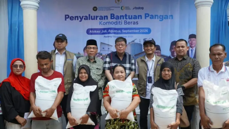 Wakil Wali Kota Padang, Maigus Nasir, mendampingi secara langsung penyerahan bantuan tersebut di Kantor Lurah Koto Baru Nan XX, Kecamatan Lubuk Begalung, Minggu (13/9/2026).(poto: padangkita.com).
