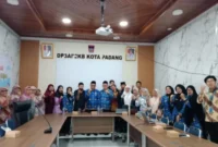 DP3AP2KB Kota Padang menggelar kegiatan sosialisasi psikoedukasi pola asuh anak bagi pengelola panti asuhan se-Kota Padang di Aula Meeting DP3AP2KB pada Kamis (17/9/2026).(poto: padangkita.com).