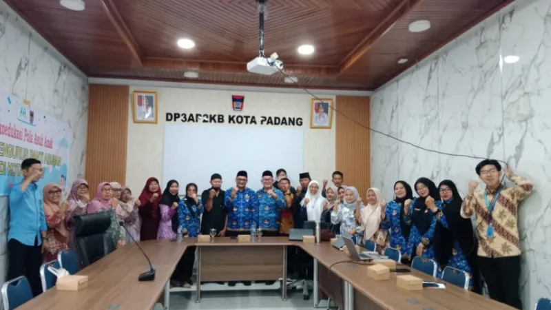 DP3AP2KB Kota Padang menggelar kegiatan sosialisasi psikoedukasi pola asuh anak bagi pengelola panti asuhan se-Kota Padang di Aula Meeting DP3AP2KB pada Kamis (17/9/2026).(poto: padangkita.com).