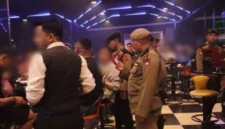 Satuan Polisi Pamong Praja menggelar razia tempat hiburan malam secara besar-besaran di wilayah Kota Padang sejak Sabtu malam hingga Minggu dini hari.(poto: padangkita.com).