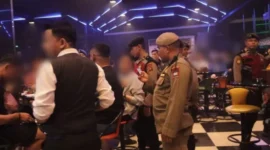 Satuan Polisi Pamong Praja menggelar razia tempat hiburan malam secara besar-besaran di wilayah Kota Padang sejak Sabtu malam hingga Minggu dini hari.(poto: padangkita.com).