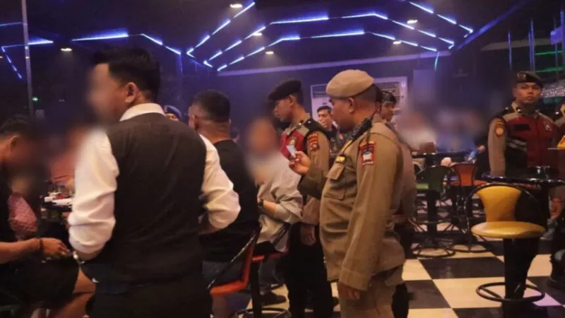 Satuan Polisi Pamong Praja menggelar razia tempat hiburan malam secara besar-besaran di wilayah Kota Padang sejak Sabtu malam hingga Minggu dini hari.(poto: padangkita.com).