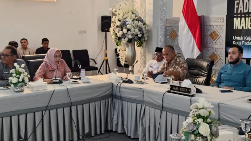 Kepala Dinas Pariwisata Kota Padang tengah memaparkan kondisi Kawasan Kota Tua kepada Wali Kota Padang.(poto: padangkita.com).