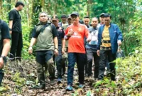 Bupati Khairunas bersama tim OPD saat berada dalam hutan meninjau jalur pendakian gunung kerinci, yang akan di jadikanFun Trail Run.(poto: fajarsumbar.com).