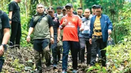 Bupati Khairunas bersama tim OPD saat berada dalam hutan meninjau jalur pendakian gunung kerinci, yang akan di jadikanFun Trail Run.(poto: fajarsumbar.com).