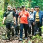 Bupati Khairunas bersama tim OPD saat berada dalam hutan meninjau jalur pendakian gunung kerinci, yang akan di jadikanFun Trail Run.(poto: fajarsumbar.com).