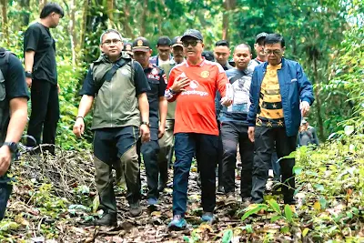 Bupati Khairunas bersama tim OPD saat berada dalam hutan meninjau jalur pendakian gunung kerinci, yang akan di jadikanFun Trail Run.(poto: fajarsumbar.com).