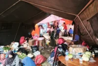 Dinas Sosial Kabupaten Solok mengoperasikan dapur umum banjir solok untuk memenuhi kebutuhan makanan warga terdampak bencana.(poto: fajarsumbar.com).